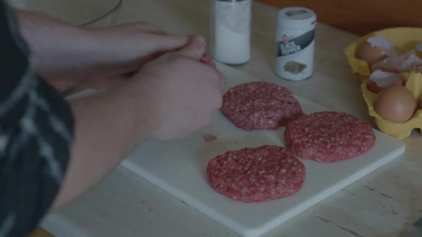 Close Tiro Mãos Fazendo Hambúrguer Patty Com Carne Moída Ângulo — Vídeo de Stock