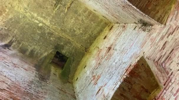 イタリア トスカーナ州シエナの中世建築の低角度ショット天井の回転 — ストック動画