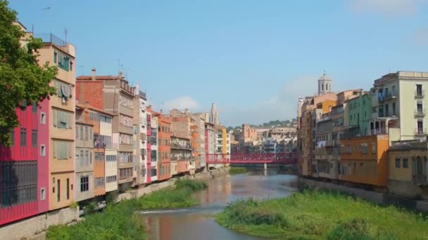 Rzeka Onyar Przepływająca Między Budynkami Mieszkalnymi Gironie Hiszpanii Suwak — Wideo stockowe