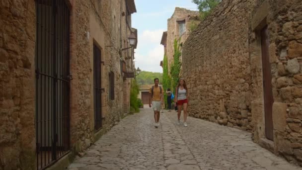 Молодая Стильная Пара Прогуливающаяся Старой Средневековой Улице Старом Городе Европы — стоковое видео