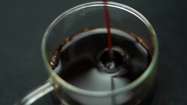 Filterkaffee Tassenblasen Schäumen Auf Der Oberseite Poren — Stockvideo