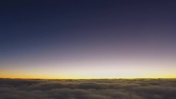地平線と空の空中ビューは キャセイパシフィック航空に乗って香港国際空港に近づくオレンジと紫の夕日の間に夕方の雲を通過するとして — ストック動画
