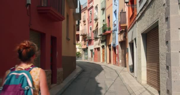 Vista Trasera Hermosa Mujer Turística Caminando Por Centro Histórico Castell — Vídeos de Stock