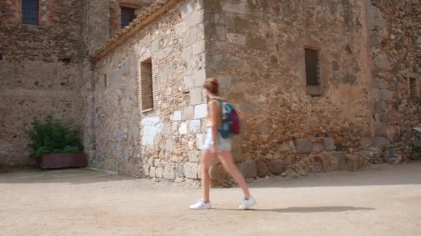 Krásná Turistická Žena Kráčející Rozhlížející Starém Středověkém Městě Španělsku Široký — Stock video