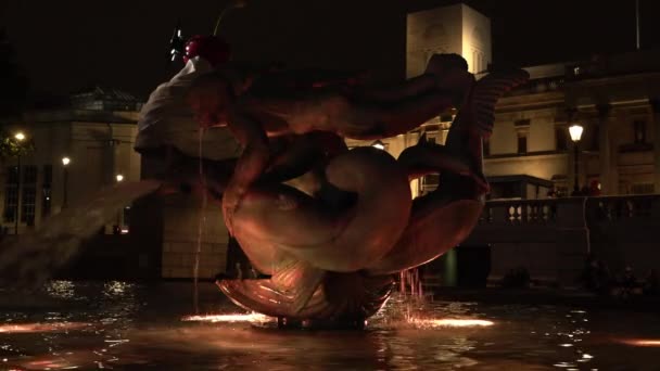 Trafalgar Meydanı Ndaki Fıskiyeler Geceleri Birden Fazla Renkle Aydınlanıyor — Stok video