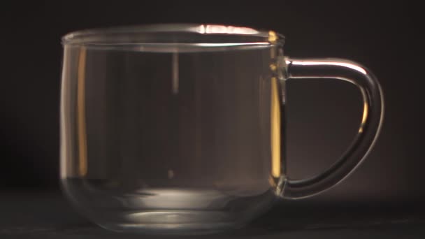 Кава Падає Чашку Широкого Пострілу Прозорої Скляної Чашки — стокове відео