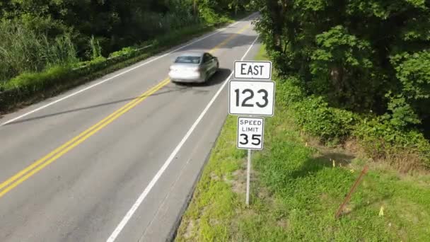 Luchtlaag Drone Shot Van Auto Passerende Verkeerstekens Statische Loopable — Stockvideo