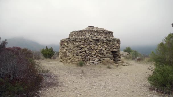 Vecchia Capanna Pietra Vicino Sentiero Megalitico Con Montagna Nebbiosa Sullo — Video Stock