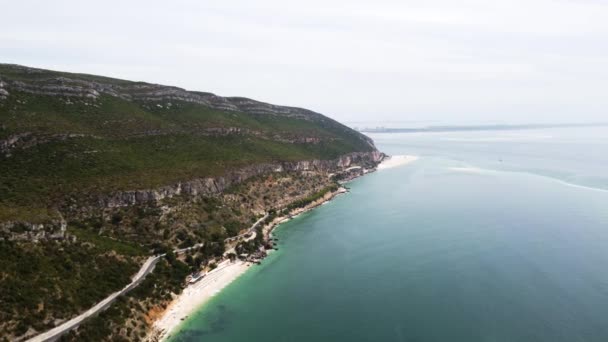 Drone Vídeo Constante Costa Las Montañas Arrbida Con Vistas Troia — Vídeo de stock