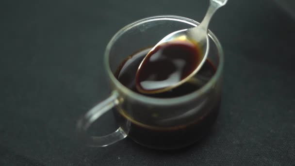 Filtro Café Burbujas Taza Espuma Parte Superior Verter Con Cucharas — Vídeo de stock