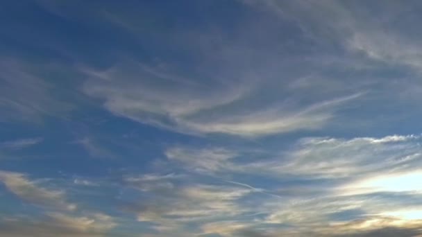 多数のジェットや航空会社がスペインのカタルーニャの領域の上に空を渡ってコントライルを残している間 ささやきのサーカスの雲は青い夜空を横切って移動します — ストック動画