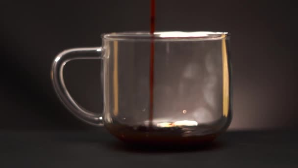 顶部倒向侧边的杯子泡沫过滤咖啡 — 图库视频影像