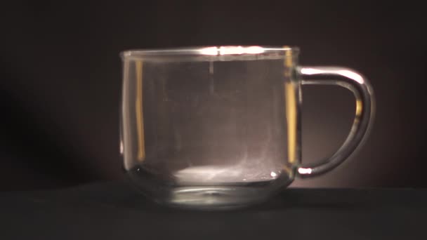 Καφές Πέφτει Στο Κύπελλο Διαφανές Γυάλινο Κύπελλο — Αρχείο Βίντεο