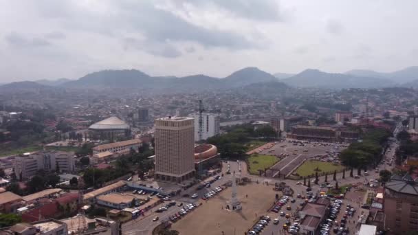 Aerial Lowering Approach Yaound Independence Square Hills Backdrop — Stock Video