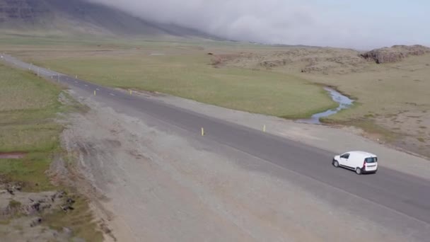 Groot Majestueus Landschap Van Het Grazige Ijsland Met Witte Auto — Stockvideo