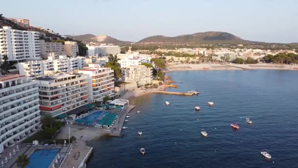 Här Drönarbild Den Vackra Stranden Och Hotellen Santa Ponsa Balearerna — Stockvideo