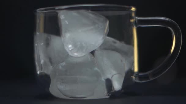 Café Tombe Dans Une Tasse Pleine Glace Tasse Verre Transparent — Video