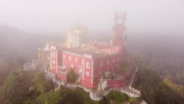 Foggy Mattina Drone Vista Del Palcio Pena Sintra Vicino Lisbona — Video Stock