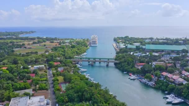 多米尼加共和国拉罗马纳道尔斯河上查尔斯 布劳恩大桥的空中景观 — 图库视频影像