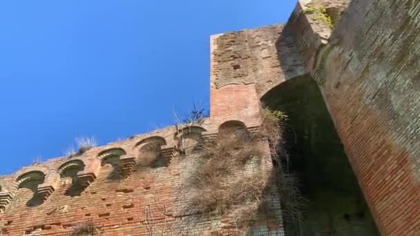 Χαμηλή Γωνία Πυροβολισμό Της Μεσαιωνικής Αρχιτεκτονικής Τοίχου Στη Σιένα Τοσκάνη — Αρχείο Βίντεο