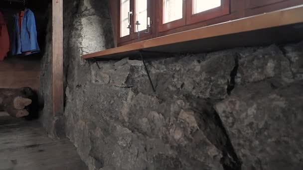 Streszczenie Kamienna Ściana Drewnianej Kabinie Projekt Architektoniczny Śledzenie Przodu — Wideo stockowe