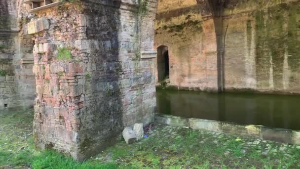 田舎の古代建築の右のショットにパンシエナ トスカーナ州 イタリア スローモーション — ストック動画