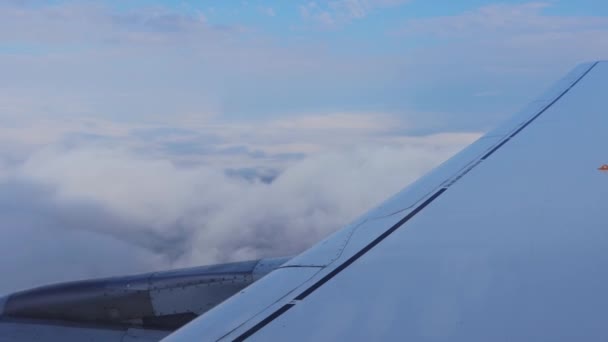 Flugzeug Fliegt Über Dicke Kissen Wie Wolken Blick Aus Dem — Stockvideo