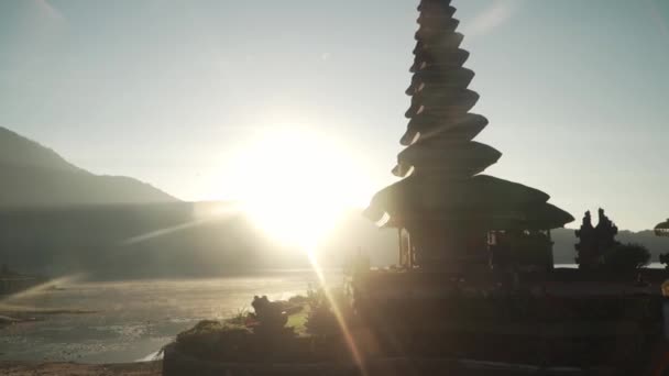 Csúszás Lövés Jobbra Nap Mögött Balinéz Balinéz Templom Pura Ulun — Stock videók