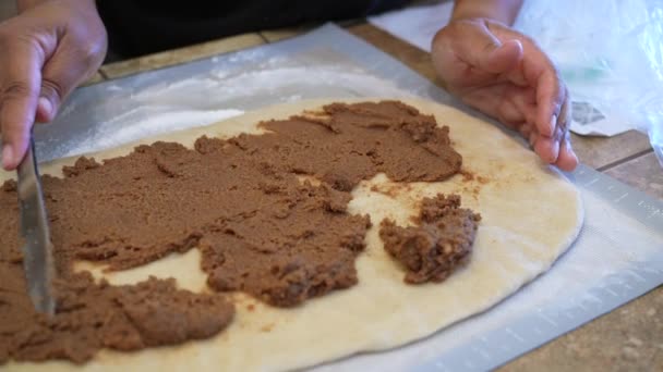 반죽에 계피와 설탕을 뿌려서 맛있고 사이드의 동작을 수있게 — 비디오