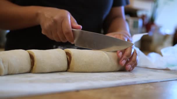 Affettare Pasta Rotolo Cannella Con Turbinii Perfetti Cottura Servizio Slow — Video Stock