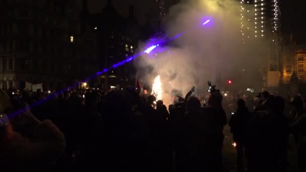 Demonstranten Zünden Nachts Zeitlupe Feuerwerkskörper Vor Dem Parlament — Stockvideo