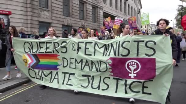 Protesteerders Met Een Spandoek Waarop Staat Queers Feminists Demand Climate — Stockvideo