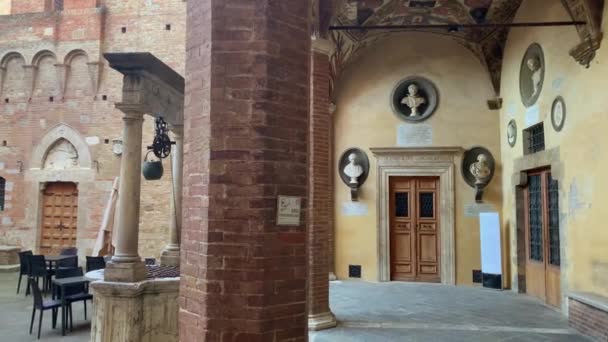 Foto Panoramica Sinistra Cortile Medievale Con Tavoli Sedie Palazzo Chigi — Video Stock