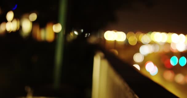 Feux Circulation Flous Déconcentrés Pendant Nuit Dans Une Zone Urbaine — Video