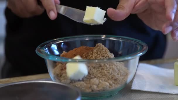 Brauner Zucker Und Zimt Mit Butter Für Eine Köstliche Füllung — Stockvideo