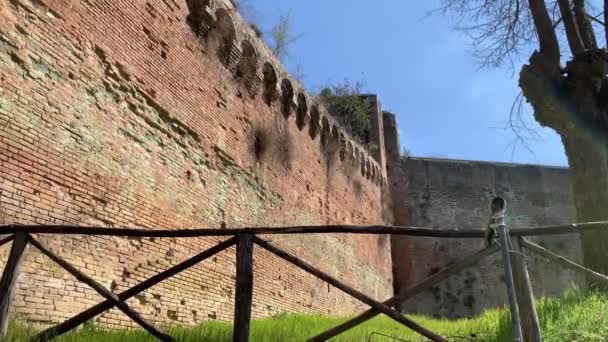 シエナ トスカーナ イタリアの古代のレンガ造りの壁の構造の静的なショット 澄んだ青空 — ストック動画