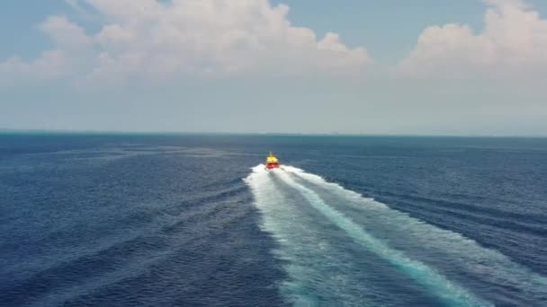 Cinematic Luchtfoto Van Een Veerboot Cruisen Oceaan Dramatische Rimpelingen Zijn — Stockvideo