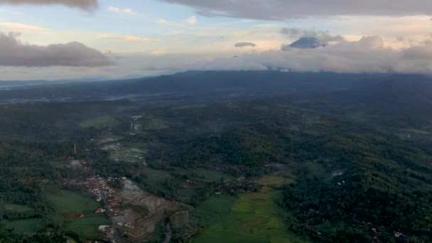 雲の層の上に雄大な山の上の上昇 空飛ぶ景色 — ストック動画