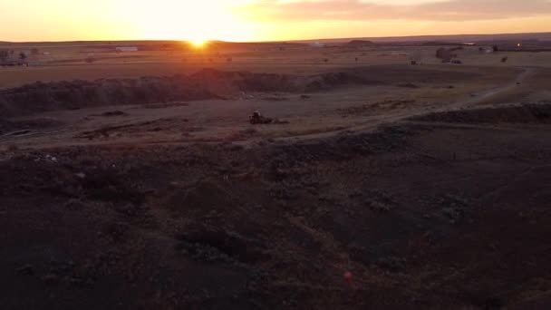 Güneşin Alberta Kanada Yakınlarındaki Ovalarda Batışının Insansız Hava Aracı Görüntüleri — Stok video