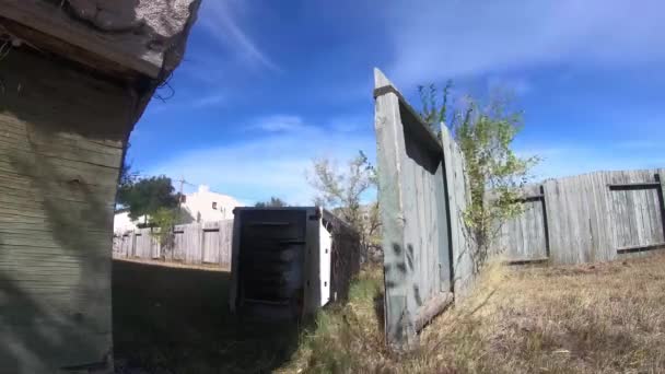 Timelapse 雲が空を旅するように草の上に横たわる古い冷蔵庫を持つ国の家の裏庭の景色 — ストック動画
