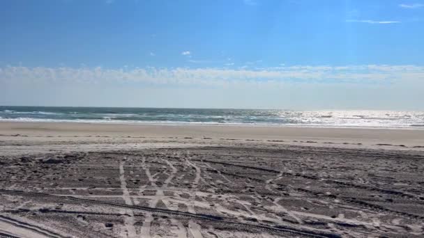 海を望むビーチのタイヤトラック — ストック動画