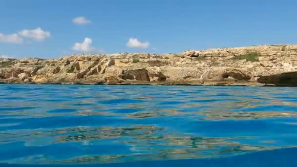 Extrémní Nízkoúhlý Výhled Moře Plachetnice Pobřeží Ostrova Favignana Sicílii Itálii — Stock video