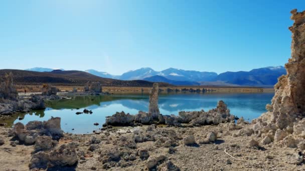 穏やかな モノ湖を反映して 背景に尖塔岩形成と山を持つ日当たりの良いトゥファ州自然保護区 カリフォルニア州 アメリカ — ストック動画
