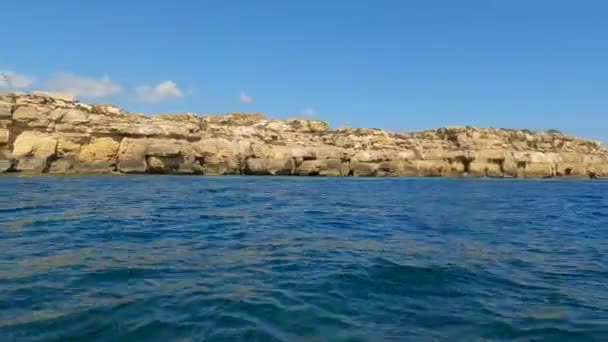 Extreme Low Angle Zeezicht Vanaf Zeilboot Van Favignana Eiland Kustlijn — Stockvideo