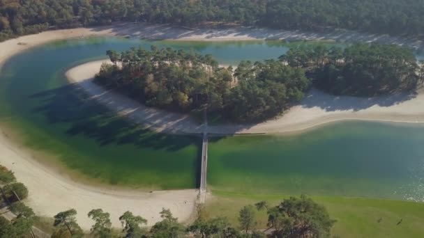 熱帯の楽園の湖の真ん中にある小さな島の空中ドローンビューは オランダ ヨーロッパを見ました — ストック動画