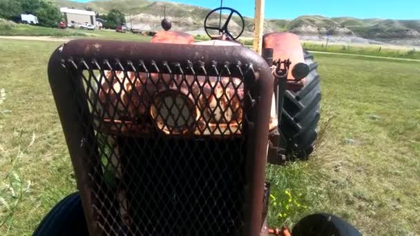 Viejo Tractor Rojo Oxidado Sentado Hierba Campo Una Granja Cerca — Vídeo de stock