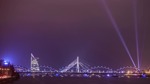 Lapso Horario Nocturno Riga Letonia Puente Iluminado Fuegos Artificiales Iluminan — Vídeos de Stock