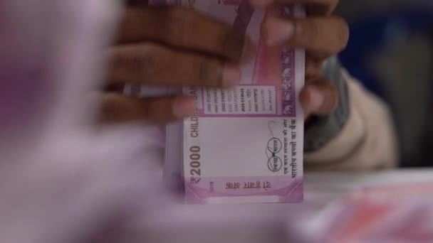 Manos Contando Dinero Paquete Billetes Moneda India — Vídeo de stock