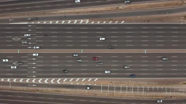 Drone Ovanifrån Stor Motorväg Med Flera Körfält Som Många Bilar — Stockvideo