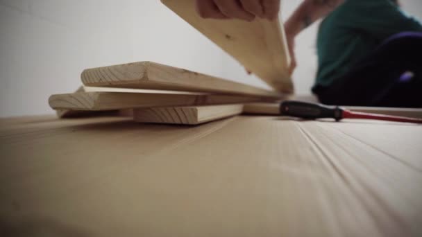 Het Regelen Van Houten Planken Voor Bed Armatuur Installatie — Stockvideo